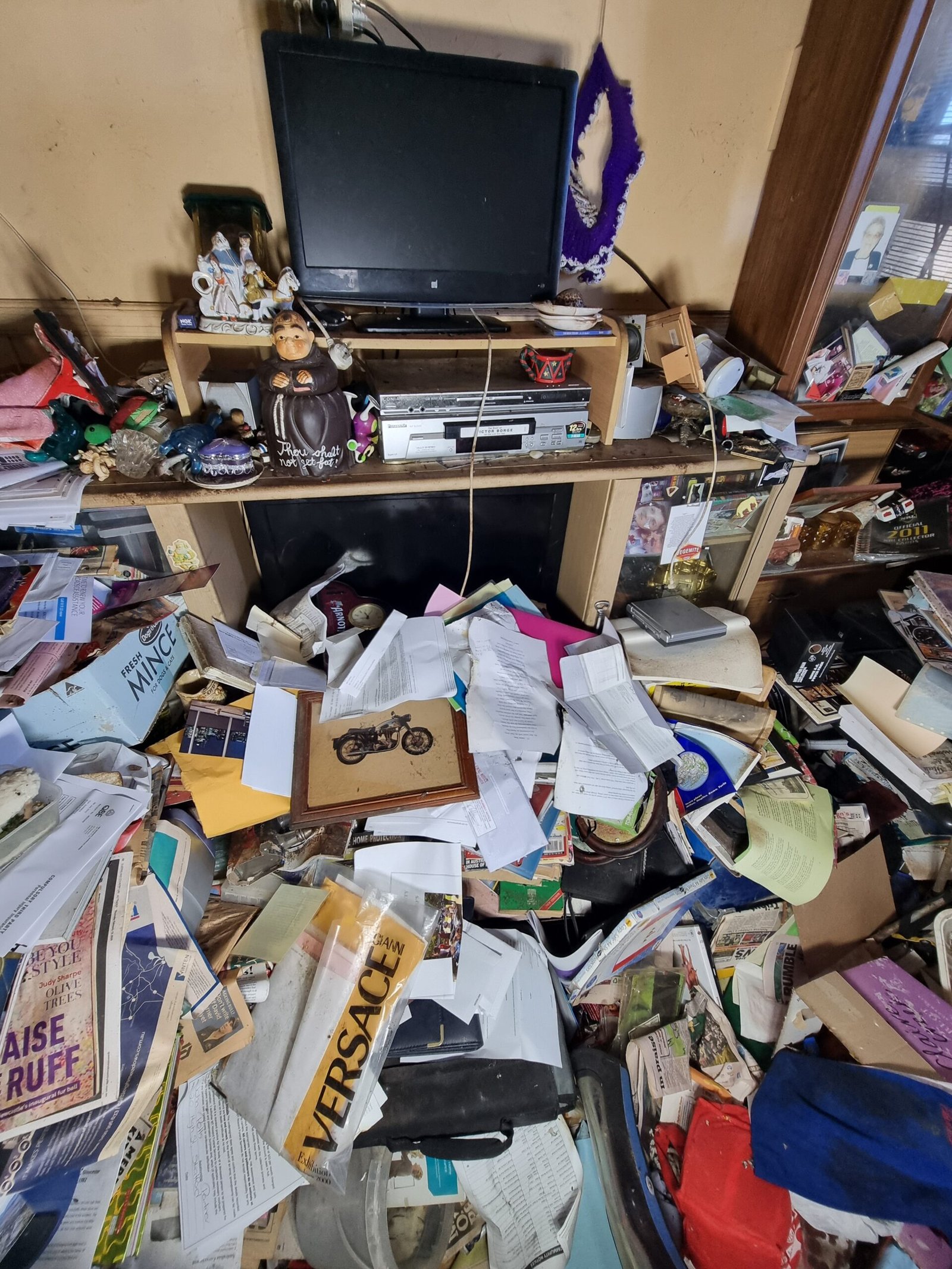 How Long Does a Deceased Estate Clearance Take? Household belongings and papers filling a heavily cluttered room before clearance